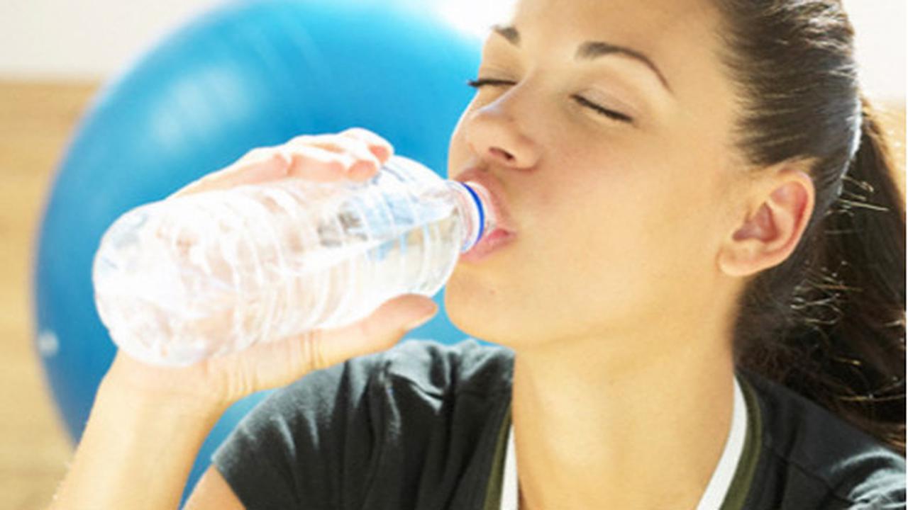 ilustrasi  minum air putih