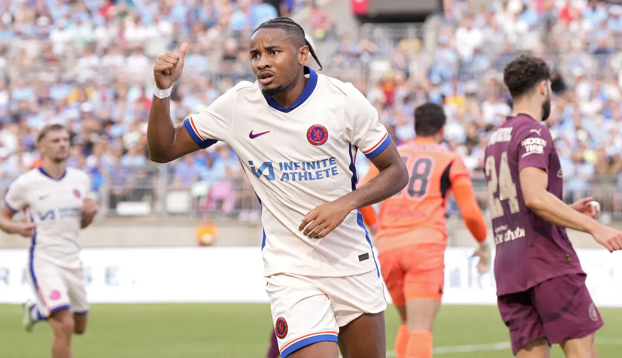 Gelandang serang asal Prancis, Christopher Nkunku dilepas RB Leipzig ke Chelsea dengan nilai transfer 60 juta euro atau kini setara Rp1,03 triliun pada bursa transfer pemain musim 2023/2024 setelah 4 musim berseragam RB Leipzig usai didatangkan dari PSG pada awal musim 2019/2020. Bersama Chelsea, ia masih terikat kontrak hingga akhir musim 2028/2029. (AFP/Getty Images/Jeff Dean)