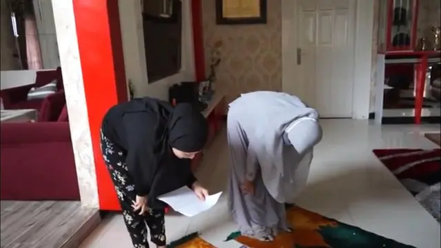 Momen Nathalie Holscher Belajar Shalat. (Sumber: YouTube/Sunah Official)