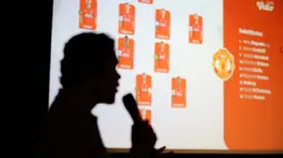 Siluet dari jurnalis Bola.com, Ade Yusuf Satria saat memberikan prediksi pertandingan pada acara Roaring Night antara Manchester United melawan West Ham yang berlangsung di Fomo Bar, Melawai, Jakarta, Minggu (04/02/2024) malam WIB. (Bola.com/Bagaskara Lazuardi)