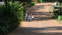 Wisatawan berkeliling saat mengunjungi Taman Margasatwa Ragunan, Jakarta, Sabtu (1/8/2020). Di masa pandemi corona ini, Ragunan sepi pengunjung di libur panjang Idul Adha 1441 H dibandingkan tahun lalu. (Liputan6.com/Herman Zakharia)