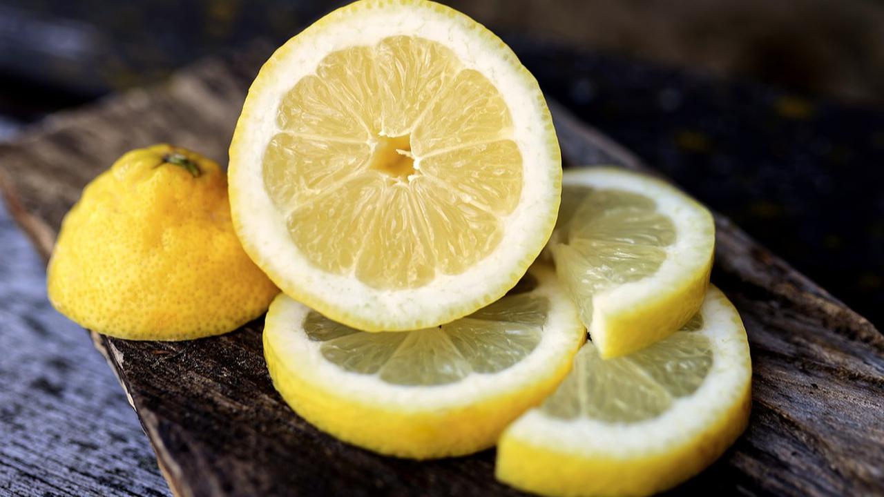Lebih Baik Air Lemon Hangat atau Dingin, Ketahui Fakta dan Manfaatnya