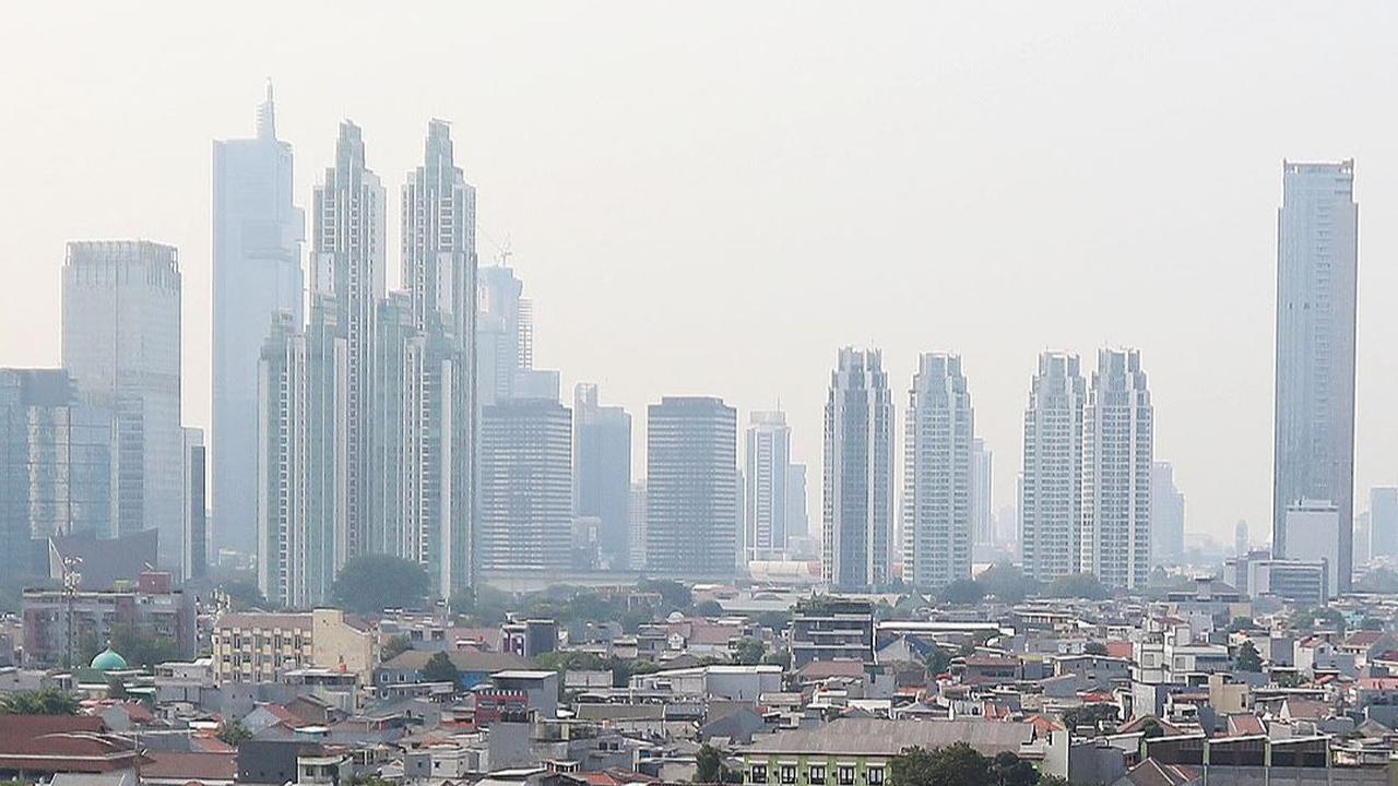 Langit biru Jakarta berubah menjadi kabut pekat akibat polusi udara.