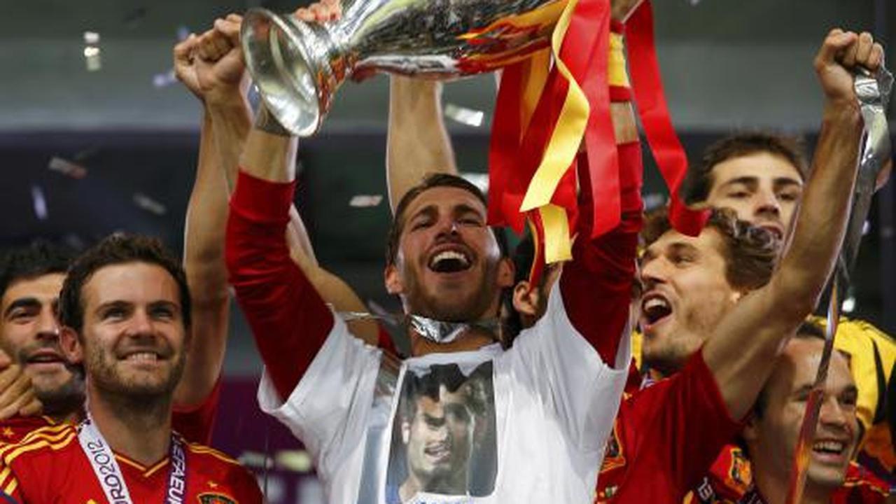 Ekspresi pemain Spanyol saat mengangkat tropi
