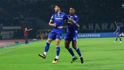 Persib Bandung tetap perkasa meski hanya bermain dengan sepuluh pemain. Tim berjulukan Maung Bandung itu berhasil menyikat Persis Solo di BRI Super League 2025/2026. (Bola.com/Erwin Snaz)