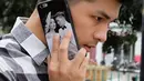 Satu lagi foto pre-wedding mesra Glenn Alinskie dan Chelsea Olivia di casing handphone. (Photo : Instagram)