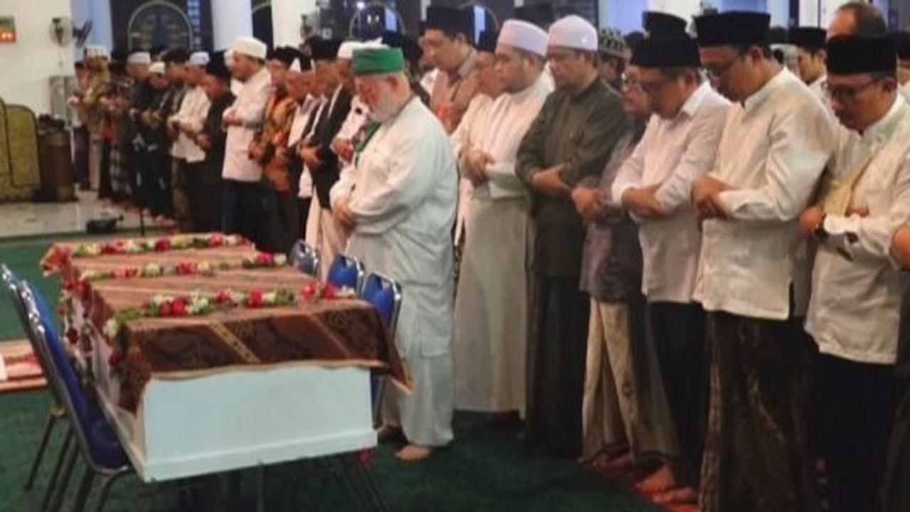 Syeikh Turki Pimpin Sholat Jenazah Prof. KH Ridlwan Nasir di MAS Surabaya