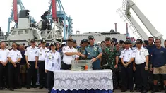 Kapushidrosal Laksda TNI Harjo Susmoro menyerahkan black box bagian Cockpit Voice Recorder (CVR) pesawat Lion Air JT 610 kepada Ketua KNKT Soerjanto Tjahjono di Pelabuhan Tanjung Priok, Jakarta, Senin (14/1). (Liputan6.com/Immanuel Antonius)