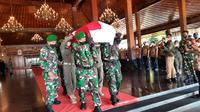 Prosesi penghormatan terakhir jenazah mantan Wali Kota Solo, Kol Inf (Pur) Iman Soetopo di Pendapi Gede, Balai Kota Solo, Selasa (12/7).(Liputan6.com/Fajar Abrori)
