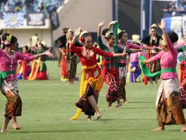 Penampilan dari sejumlah penari tradisional saat upacara pembukaan Piala Presiden 2024 yang berlangsung di Stadion Si Jalak Harupat, Bandung, Jumat (19/07/2024) WIB. (Bola.com/Bagaskara Lazuardi)