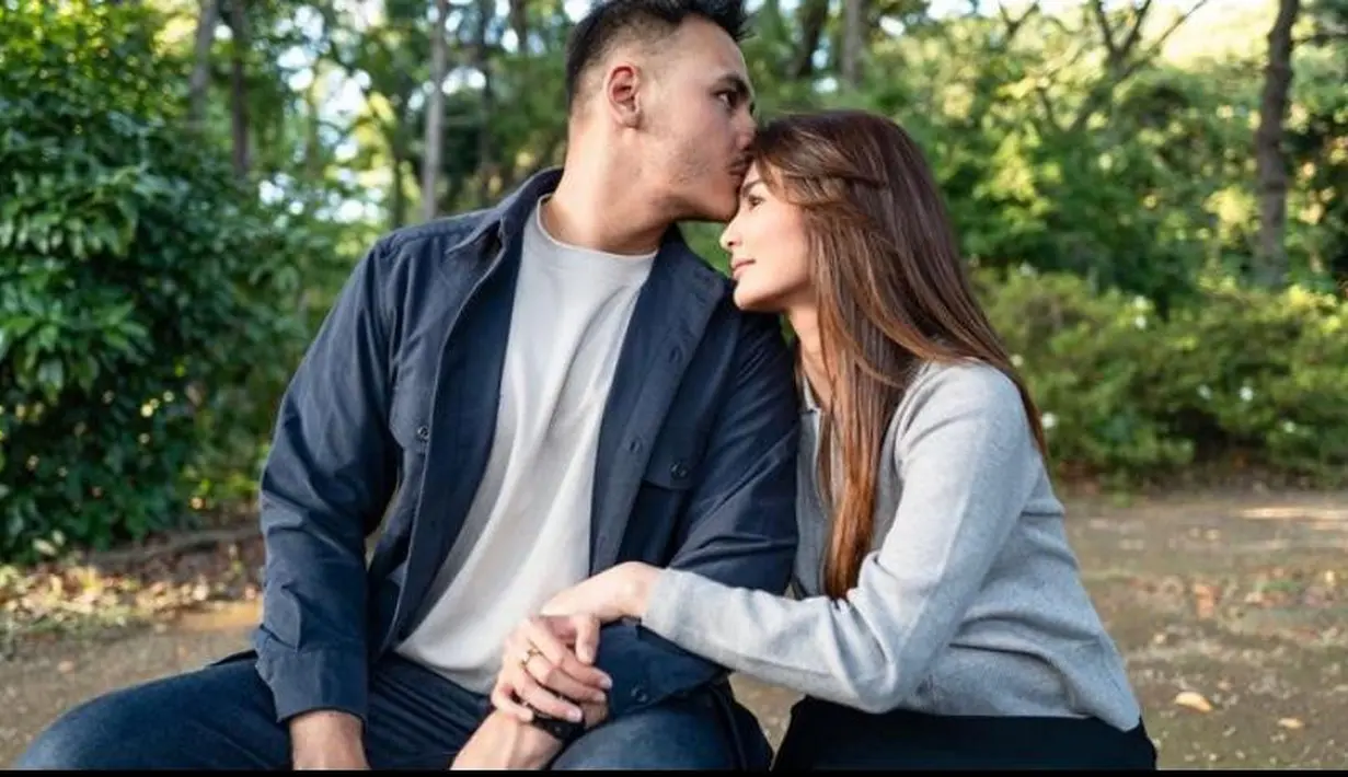 Baru-baru ini, ia dilamar sang kekasih Marco Ivanos saat momen liburannya di Jepang.  [@debisagita]