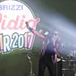 Penampilan Grup band Nidji dalam acara BRIZZI Vidio Fair 2017 di The Space Senayan City, Jakarta Pusat, Sabtu (9/12). Aksi panggung Nidji tersebut menjadi rangkaian akhir tahun terakhir Giring Nidji. (Liputan6.com/Herman Zakharia)