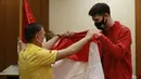 Acara yang diawali dengan sambutan-sambutan juga diisi dengan prosesi mencium bendera Merah Putih oleh semua anggota Skuat Garuda yang berlangsung khidmat. (Bola.com/M Iqbal Ichsan)