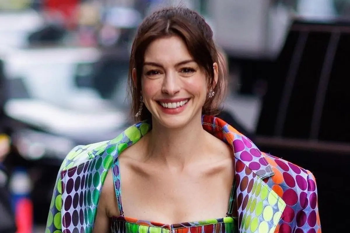 Anne Hathaway dalam busana rancangan Christopher John Rogers