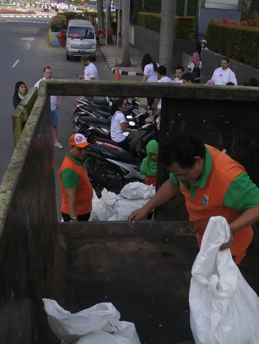 Petugas membawa sampah plastik ke dalam truk selama program World Cleanup Day di Kawasan Bundaran HI, Jakarta, Sabtu (15/9). Kegiatan ini diikuti oleh berbagai kalangan dari masyarakat, anak-anak sekolah. (Merdeka.com/Imam Buhori)