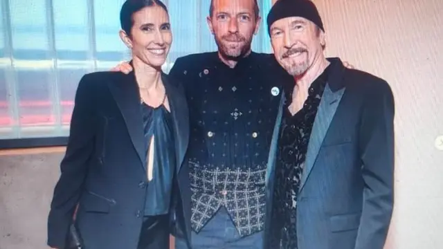 Chris Martin Hadiri Acara Amal Pakai Beskap Jawa Buatan Ibu-Ibu Indonesia