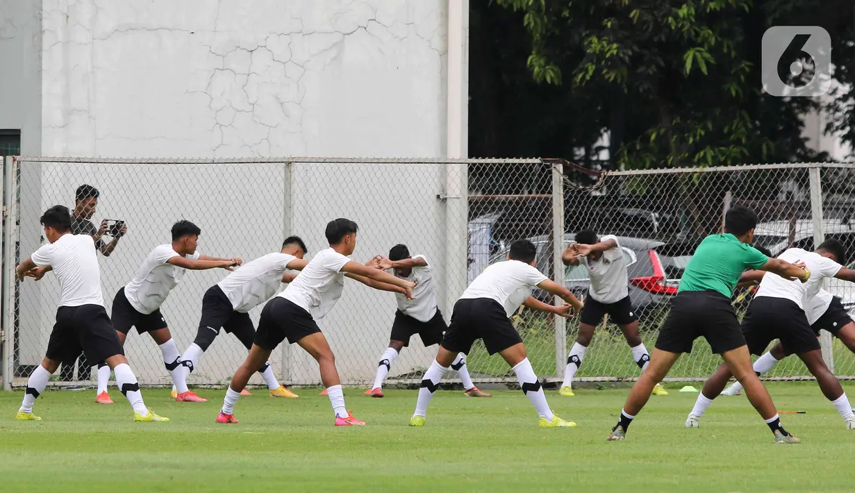 Para pemain Timnas Indonesia U-22 melakukan pemanasan selama sesi latihan tim di Lapangan A Senayan, Jakarta, Kamis (2/3/2023). Timnas U-22 menjalani pemusatan latihan buat persiapan Sea Games 2023 yang akan digelar pada 5-17 Mei 2023 di Kamboja. (Liputan6.com/Herman Zakharia)