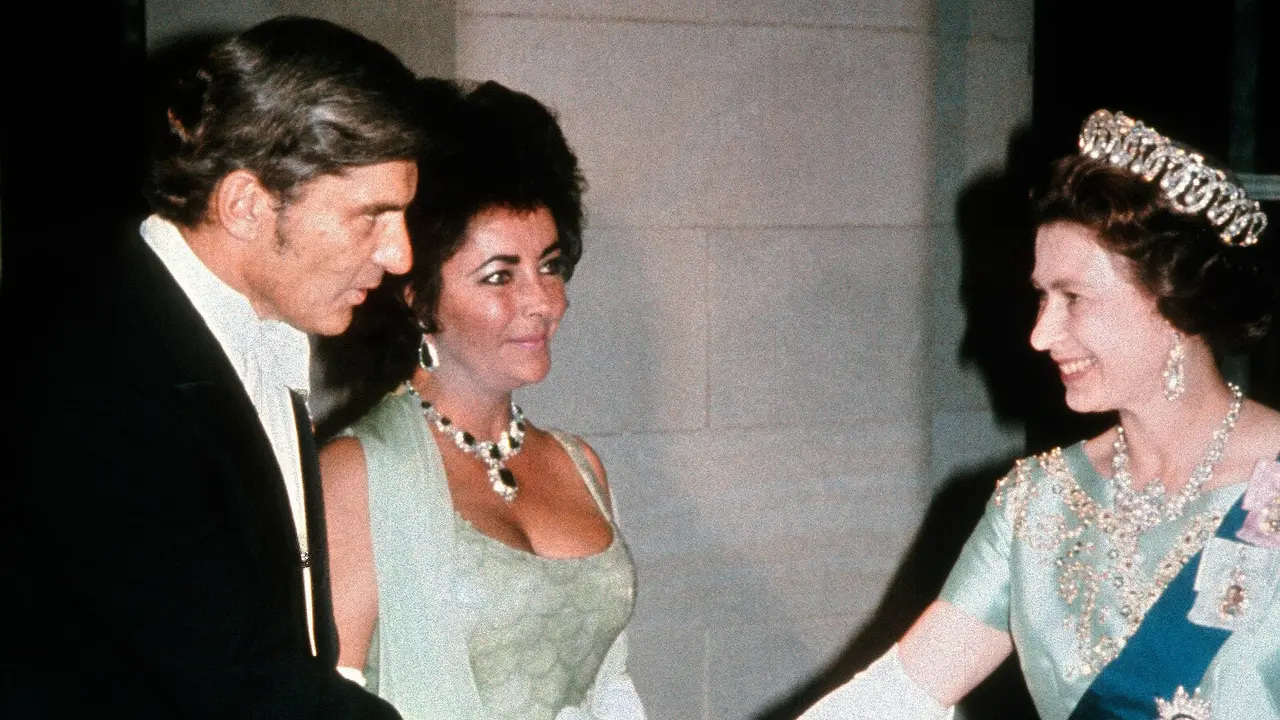 Pilihan Outfit Unik 11 Tokoh Terkenal saat Temui Ratu Elizabeth, dari Marilyn Monroe sampai Angelina Jolie