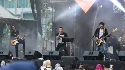 Vokalis grup band era 90 an Kidnap Katrina, Anang Hermansyah (tengah) saat tampil pada gelaran The 90’s Festival di Gambir Expo Kemayoran, Jakarta, Sabtu (10/11).The 90’s Festival kali ini merupakan yang keempat. (Liputan6.com/Helmi Fithriansyah)