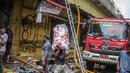 Pedagang menyelamatkan barang dagangan saat proses pendinginan oleh damkar dari kebakaran di Pasar Pagi Asemka, Jakarta, Jumat (18/11/2022). Kebakaran terjadi sekitar pukul 11.30 WIB. Sebanyak Sebanyak 14 unit kendaraan pemadam beserta 70 personel dikerahkan untuk menanggulangi kebakaran. (Liputan6.com/Faizal Fanani)