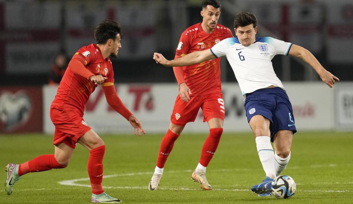 Pemain Inggris, Harry Maguire, melepaskan tendangan saat melawan Makedonia Utara dalam duel matchday 10 Kualifikasi Euro 2024 Grup C di National Arena Todor Proeski, Selasa (21/11/2023). Bertandang ke Tose Proeski Arena, Inggris bermain lepas karena sudah dipastikan lolos ke putaran final Piala Eropa 2024. (AP Photo/Darko Vojinovic)