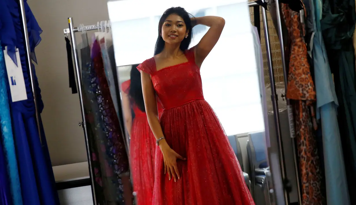 Miss Japan 2016, Priyanka Yoshikawa (22) ketika mencoba gaun untuk kompetisi Miss World, di Tokyo, Rabu (7/9). Wanita pemegang sertifikat sebagai pelatih gajah ini lahir di Tokyo dari ayah berdarah India dan ibu berdarah Jepang. (REUTERS/Kim Kyung-hoon)