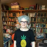 Seorang ibu sangat suka dengan baju dari anaknya karena bergambar nanas, padahal aslinya bukan. Lantas? (Via: boredpanda.com)