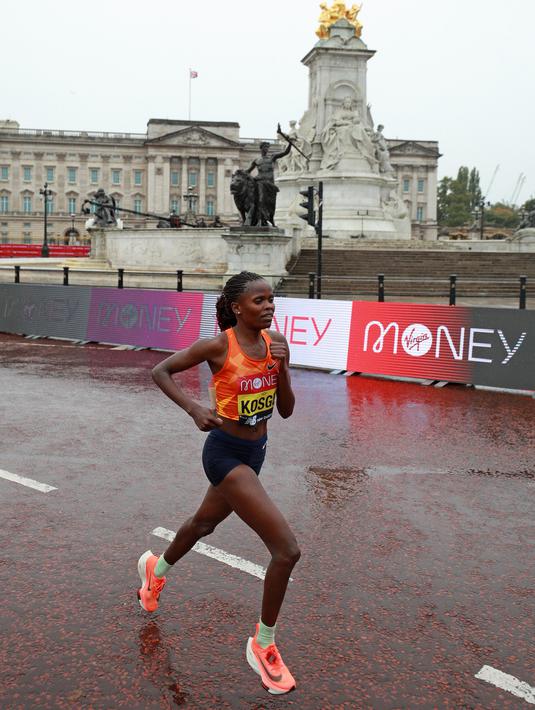 Brigid Kosgei dari Kenya berlari melewati Istana Buckingham dan Queen Victoria Memorial menuju Mall untuk memenangkan London Marathon ke-40 kategori elit putri pada Minggu (4/10/2020). Juara bertahan Brigid Kosgei meraih kemenangan dalam dua jam 18,58 menit. (Richard Heathcote/Pool via AP)