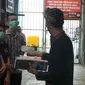 Proses pemberian remisi kepada warga binaan oleh petugas Lapas Kelas IIA Bulak Kapal Bekasi, Rabu (17/8/2022) (Dok. Liputan6.com/Bam Sinulingga)