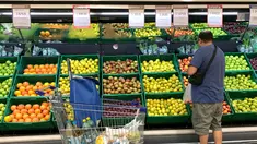 Seorang pria membeli buah di sebuah supermarket di Buenos Aires, Argentina, Rabu (15/3/2023). Tingkat inflasi Argentina telah melonjak melampaui 100 persen untuk pertama kalinya sejak akhir hiperinflasi di awal tahun 90-an. (Photo by STRINGER / AFP)