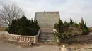 Landasan penyangga kosong setelah patung raksasa kaisar pertama China, Qin Shi Huang roboh karena angin kencang di Provinsi Shandong, 7 April 2018.  Sejumlah crane dikerahkan mengangkat patung yang dibangun pada tahun 2005 itu. (AFP PHOTO/China OUT)