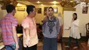 Aktris Ayu Azhari saat mengikuti tahlilan tiga hari meninggalnya Yana Zein di kawasan Pejatan, Jakarta, Senin (5/6). Ayu mengaku telah menjalin persahabatan dengan Yana sejak mereka meniti karier dalam industri hiburan. (Liputan6.com/Herman Zakharia)