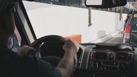 Ilustrasi mengemudi, mengendarai mobil. (Photo by Wander Fleur on Unsplash)