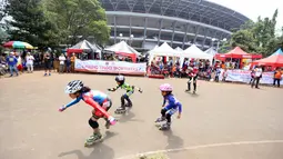 Anak-Anak ikut berpartisipasi dalam kejuaraan Invitasi Sepatu Roda DKI Jakarta di Senayan, Jakarta, Minggu (8/11/2015). Kejuaraan ini diikuti sekitar 39 klub seluruh Indonesia. (Bola.com/Nicklas Hanoatubun).