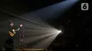 Penyanyi sekaligus musisi, Isyana Sarasvati saat tampil bersama suaminya, Rayhan Maditra dalam konser tunggalnya di Istora Gelora Bung Karno, Senayan, Jakarta, Sabtu (16/11/2024) malam. (Liputan6.com/Herman Zakharia)