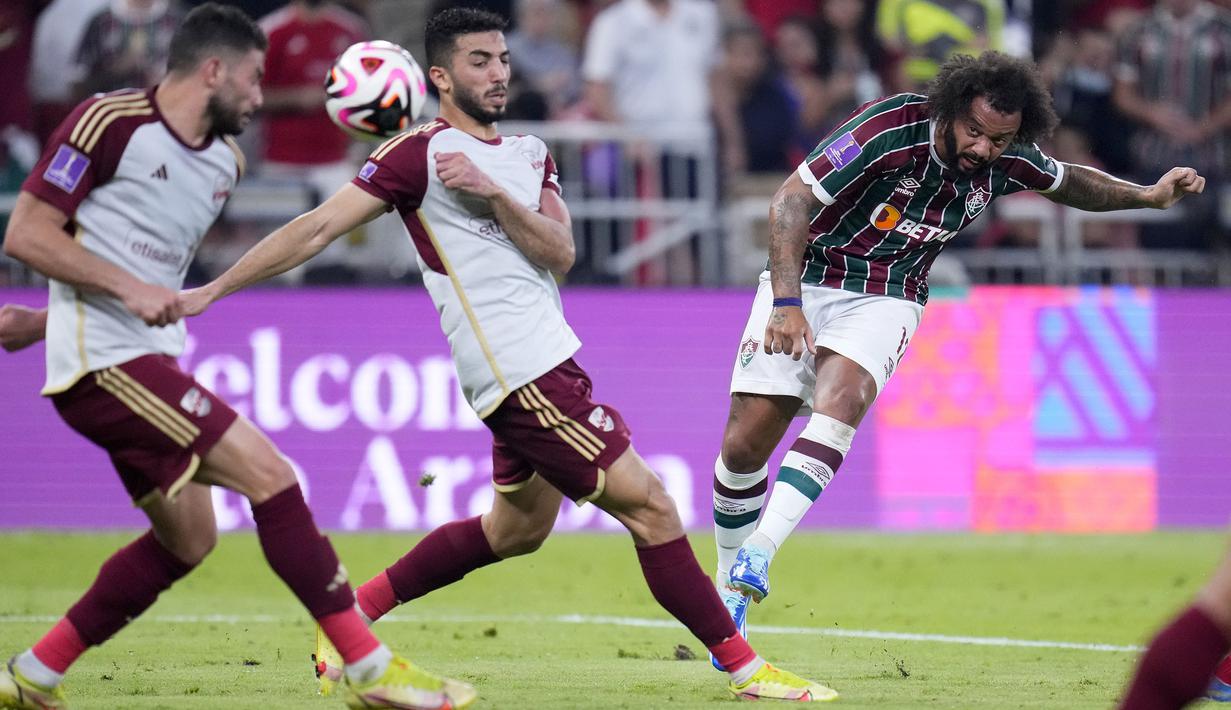 Bek Fluminense, Marcelo (kanan) melepaskan tendangan dari dalam kotak penalti Al Ahly pada laga semifinal Piala Dunia Klub 2023 di King Abdullah Sports City Stadium, Arab Saudi, Selasa (19/12/2023) dini hari WIB. (AP Photo/Manu Fernandez)