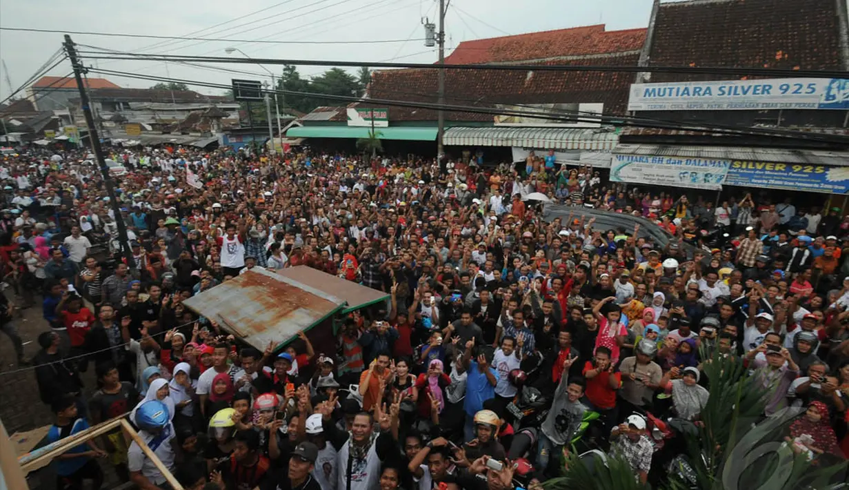 Jokowi blusukan ke Pasar Induk Kajen. Kunjungan itu merupakan bagian dari roadshow kampanyenya di wilayah Pantai Utara Pulau Jawa, Pekalongan, Kamis (19/6/2014) (Liputan6.com/Herman Zakharia)