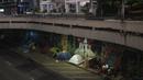 Tunawisma tinggal di tenda-tenda di trotoar di bawah jalan layang di sepanjang Paulista Avenue Sao Paulo, Brasil pada Rabu malam, 26 Januari 2022. Sensus baru menunjukkan populasi tunawisma di Sao Paulo telah meningkat 30% selama pandemi COVID-19. (AP Photo/Andre Penner)