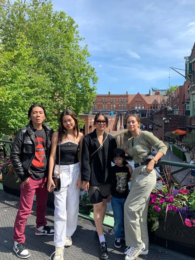 7 Potret Bimbim Slank Liburan Bareng Keluarga Ke Inggris Ini Kompak Banget