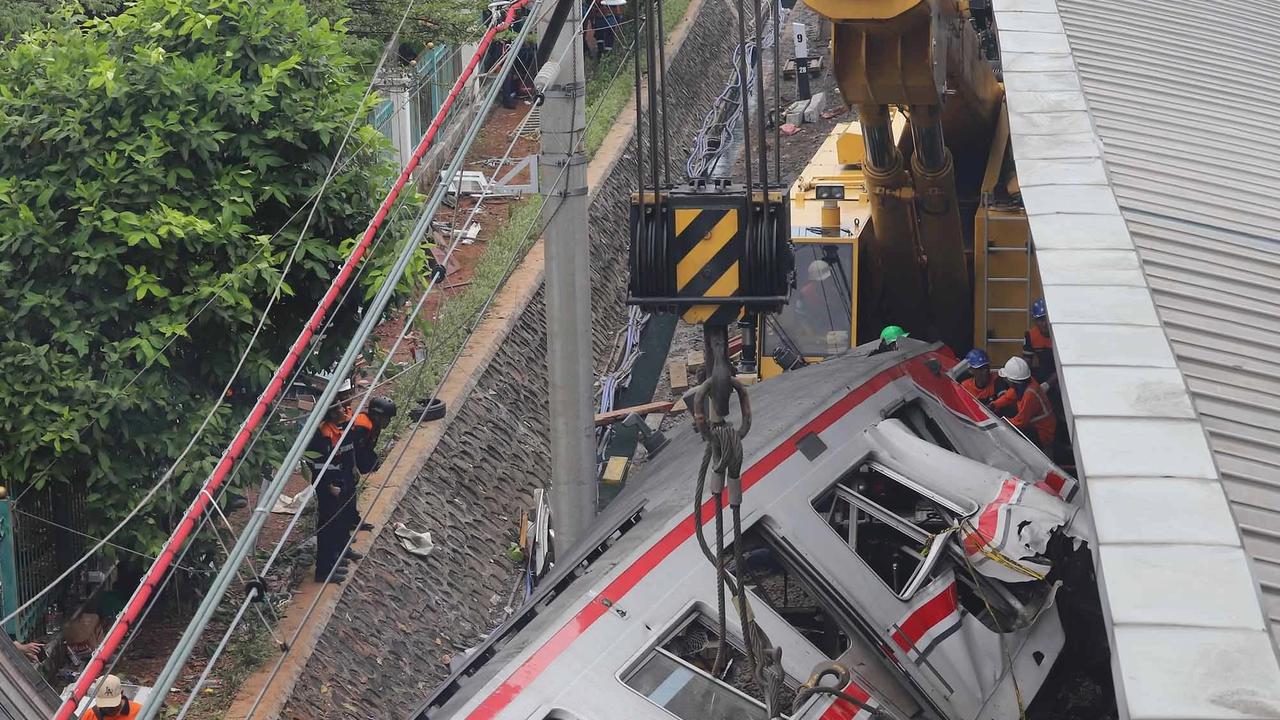 FOTO: Evakuasi Gerbong KRL Commuterline di Stasiun Bekasi Timur
