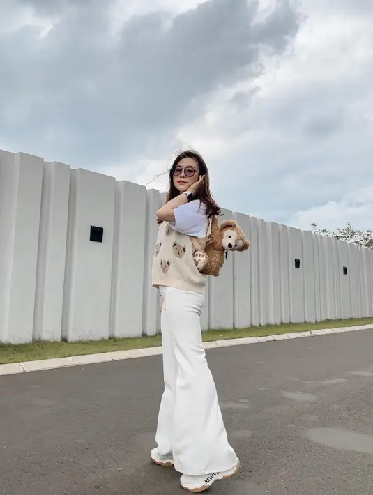 <p>Celana cutbray dan sneakers jadi terlihat imut dengan tambahan sweater dan tas beruang.</p>