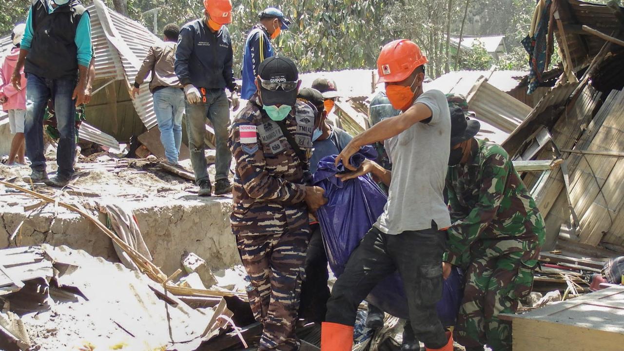 FOTO: Potret Pilu Satu Keluarga Tewas Tertimbun Reruntuhan Akibat Letusan Gunung Lewotobi Laki-Laki