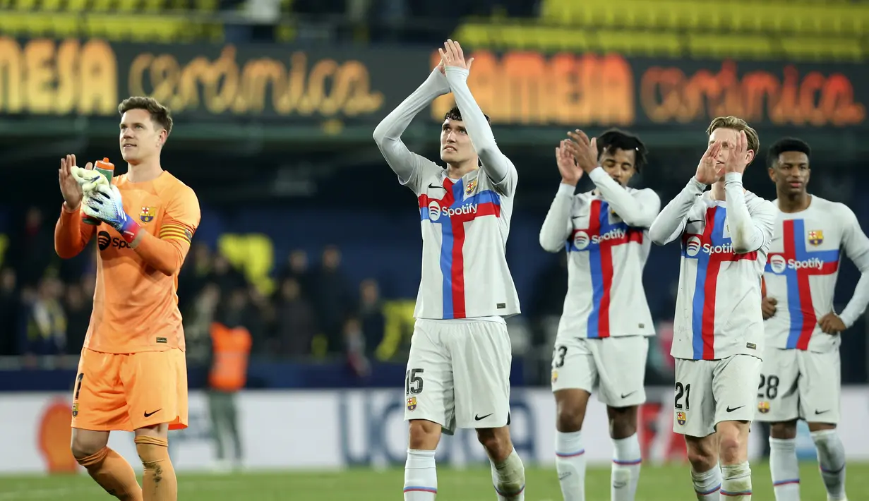 Pemain Barcelona merayakan kemenangan atas Villarreal pada laga Liga Spanyol di Stadion Ceramica, Minggu (12/2/2023). Mereka unggul 11 angka dari Real Madrid di peringkat kedua. Sementara Villarreal ada di posisi delapan dengan raihan 31 poin. (AP Photo/Alberto Saiz)