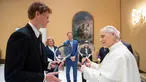 Foto yang diambil dan dibagikan pada 14 Mei 2025 oleh The Vatican Media ini menunjukkan Paus Leo XIV saat audiensi pribadi dengan petenis Italia Jannik Sinner, di Vatikan. (Handout/VATICAN MEDIA/AFP)