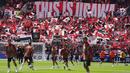 Suporter Urawa Red Diamonds membentangkan banner dan mengibarkan bendera menjelang laga Grup G Piala Dunia Antarklub 2025 melawan River Plate di Lumen Field, Seattle, Washington, Amerika Serikat, Rabu (18/06/2025). (AP Photo/Lindsey Wasson)