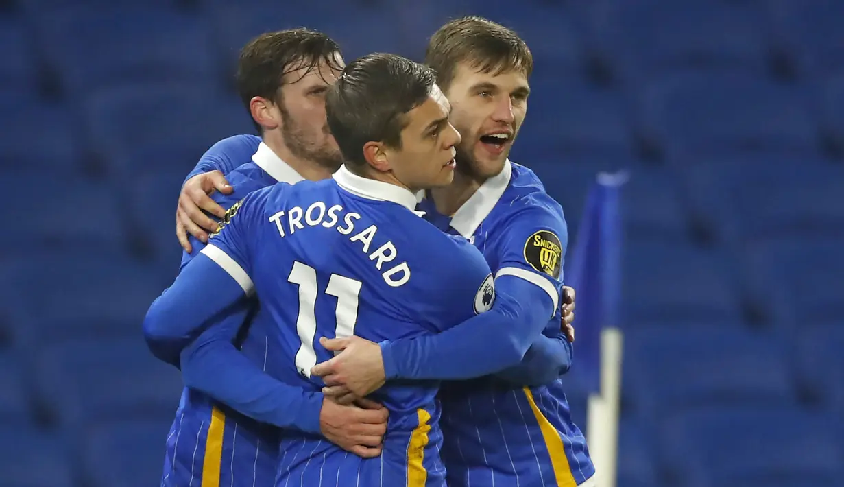 Gelandang Brighton and Hove Albion, Leandro Trossard (tengah). (AFP/Andrew Boyers/Pool)