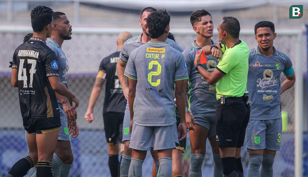 <p>Pemain Persebaya Surabaya, Arief Catur (nomor punggung 2) mendapatkan kartu merah dari wasit pada laga lanjutan BRI Liga 1 2023/2024 antara Dewa United melawan Persebaya Surabaya di Indomilk Arena, Tangerang, Sabtu (30/09/2023). (Bola.com/Bagaskara Lazuardi)</p>