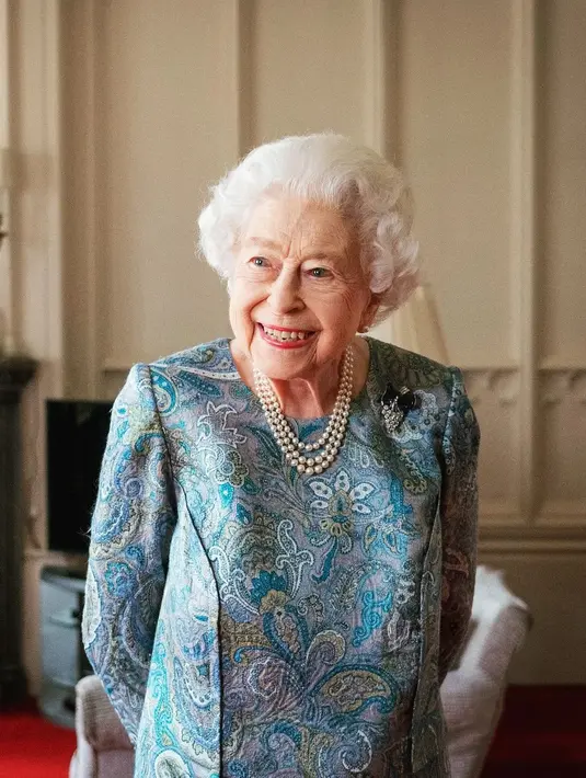 Kalung mutiara tiga untai hadiah dari sang ayah Raja Gerorge VI
(Foto: Instagram @theroyalfamily)