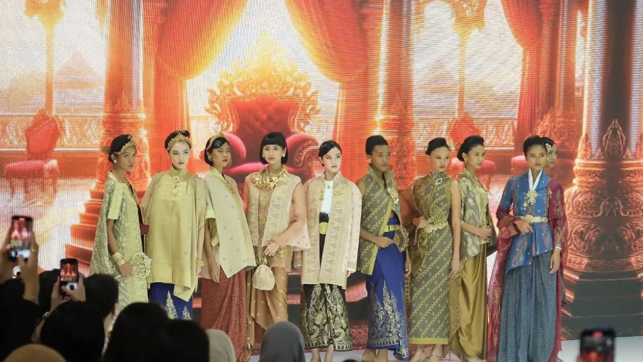 Cita Tenun Indonesia mempersembahkan sebuah peragaan busana bertajuk "Dialektika" yang dipresentasikan pada Rabu, 23 Oktober 2024.