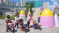 Anak-anak disabilitas dari Rumah Harapan Indonesia berwisata di Sky Walk Neo Soho, Jakarta Barat, Kamis (2/5/2019). Kegiatan yang digelar Yayasan Agung Podomoro Land dilanjutkan menuju Jakarta Aquarium sambil mengenal jenis satwa laut dan sungai. (Liputan6.com/Fery Pradolo)